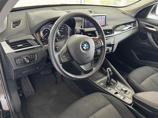 BMW X1 sDrive18iA High Executive | Automaat | Cruise Control | Camera | Navigatie | Stoelverwarming | LM-Velgen | Climate Control | Elektrisch bedienbare Achterklep | Parkeer Sensoren voor en achter | LED Verlichting