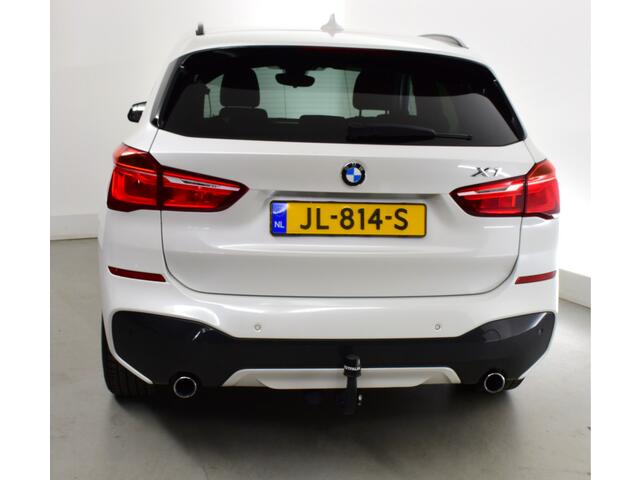 BMW X1 sDrive20i M Sport-Headup-NL auto-Schuifdak afneembare trekhaak, M-Pakket, Schuifdak, privacy glas, leder bekl, ambiance verl, elec verstelbare stoel, all seazon banden, HUD, stoelverw, parc hulp, M pakket