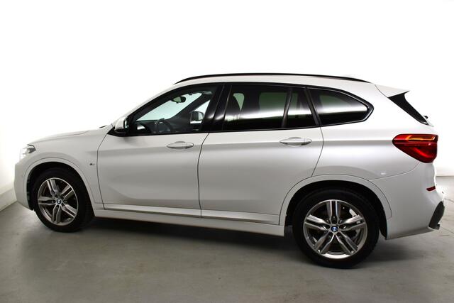 BMW X1 sDrive20i M Sport-Headup-NL auto-Schuifdak afneembare trekhaak, M-Pakket, Schuifdak, privacy glas, leder bekl, ambiance verl, elec verstelbare stoel, all seazon banden, HUD, stoelverw, parc hulp, M pakket