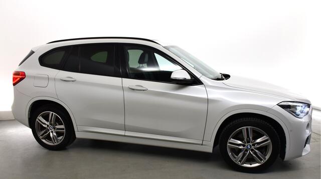BMW X1 sDrive20i M Sport-Headup-NL auto-Schuifdak afneembare trekhaak, M-Pakket, Schuifdak, privacy glas, leder bekl, ambiance verl, elec verstelbare stoel, all seazon banden, HUD, stoelverw, parc hulp, M pakket