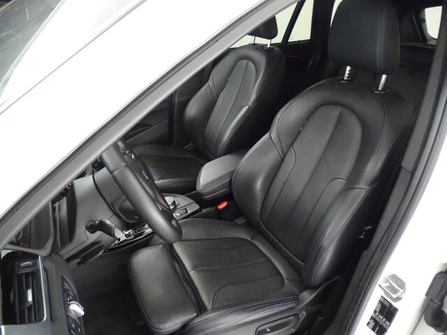 BMW X1 sDrive20i M Sport-Headup-NL auto-Schuifdak afneembare trekhaak, M-Pakket, Schuifdak, privacy glas, leder bekl, ambiance verl, elec verstelbare stoel, all seazon banden, HUD, stoelverw, parc hulp, M pakket