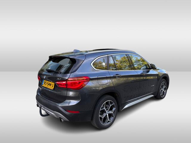 BMW X1 xDrive20i High Executive / Trekhaak / Panoramadak / Camera / Head-up / Leder / 18'' / Keyless / Navigatie / Sportstoelen / DAB / Stoelverwarming / Cruise Control