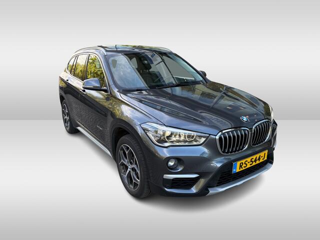 BMW X1 xDrive20i High Executive / Trekhaak / Panoramadak / Camera / Head-up / Leder / 18'' / Keyless / Navigatie / Sportstoelen / DAB / Stoelverwarming / Cruise Control