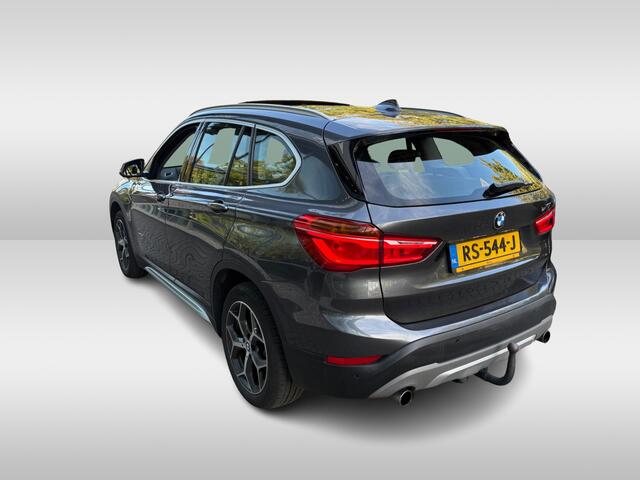 BMW X1 xDrive20i High Executive / Trekhaak / Panoramadak / Camera / Head-up / Leder / 18'' / Keyless / Navigatie / Sportstoelen / DAB / Stoelverwarming / Cruise Control