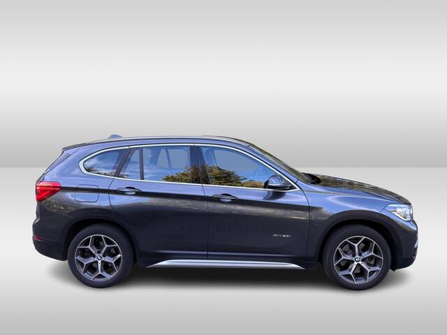 BMW X1 xDrive20i High Executive / Trekhaak / Panoramadak / Camera / Head-up / Leder / 18'' / Keyless / Navigatie / Sportstoelen / DAB / Stoelverwarming / Cruise Control