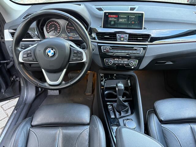 BMW X1 xDrive20i High Executive / Trekhaak / Panoramadak / Camera / Head-up / Leder / 18'' / Keyless / Navigatie / Sportstoelen / DAB / Stoelverwarming / Cruise Control