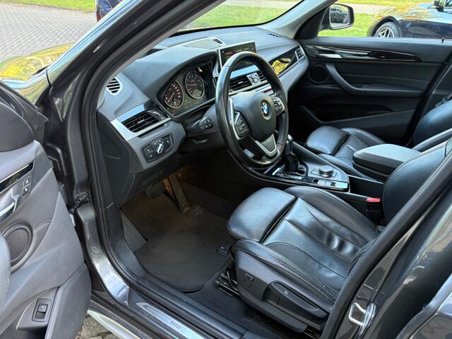 BMW X1 xDrive20i High Executive / Trekhaak / Panoramadak / Camera / Head-up / Leder / 18'' / Keyless / Navigatie / Sportstoelen / DAB / Stoelverwarming / Cruise Control