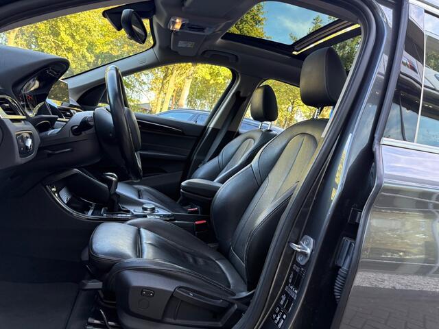 BMW X1 xDrive20i High Executive / Trekhaak / Panoramadak / Camera / Head-up / Leder / 18'' / Keyless / Navigatie / Sportstoelen / DAB / Stoelverwarming / Cruise Control