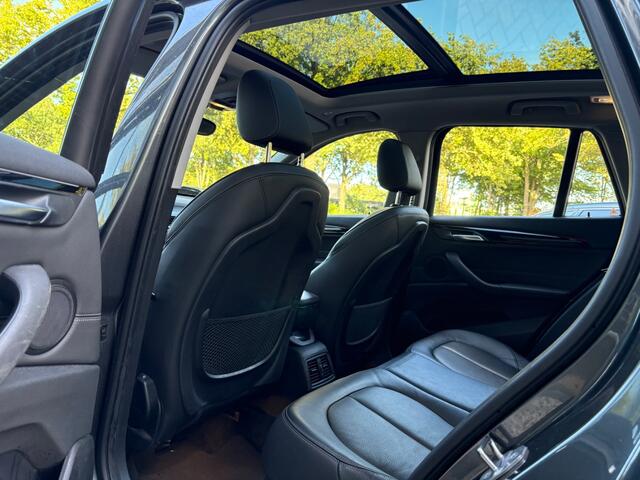 BMW X1 xDrive20i High Executive / Trekhaak / Panoramadak / Camera / Head-up / Leder / 18'' / Keyless / Navigatie / Sportstoelen / DAB / Stoelverwarming / Cruise Control