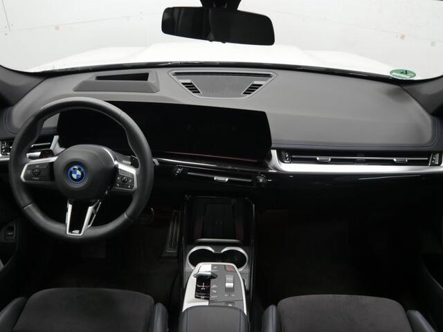 BMW X1 xDrive30e | Panorama | Wit metallic | M-Sport Pro | Trekhaak | Harman/kardon | 360 cam | Co Pilot