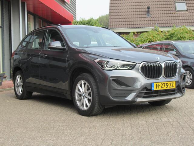 BMW X1 sDrive18i Executive Edition | Clima-Airco | Navigatie | Parkeersensoren | Incl. BOVAG Garantie | Head-Up Display | DAB+ |