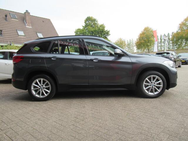 BMW X1 sDrive18i Executive Edition | Clima-Airco | Navigatie | Parkeersensoren | Incl. BOVAG Garantie | Head-Up Display | DAB+ |