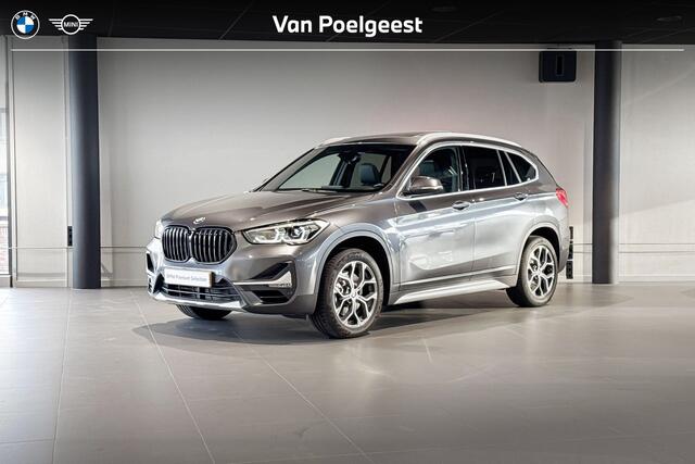 BMW X1 sDrive20i High Executive | Glazen Panoramadak | Stoelverwarming | Achteruitrijcamera | Trekhaak |