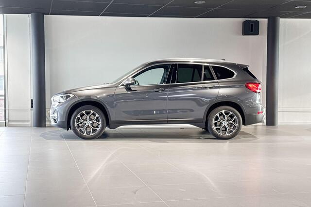 BMW X1 sDrive20i High Executive | Glazen Panoramadak | Stoelverwarming | Achteruitrijcamera | Trekhaak |