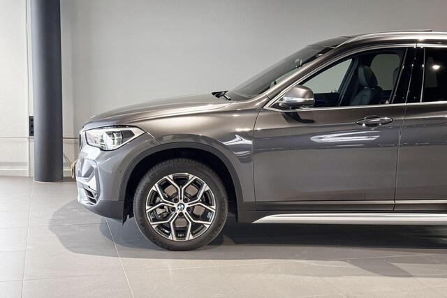 BMW X1 sDrive20i High Executive | Glazen Panoramadak | Stoelverwarming | Achteruitrijcamera | Trekhaak |