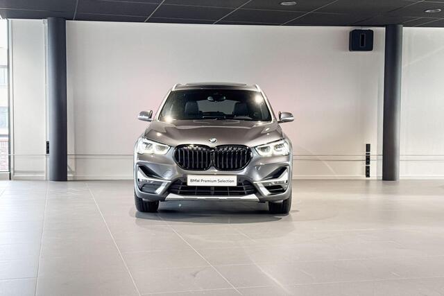 BMW X1 sDrive20i High Executive | Glazen Panoramadak | Stoelverwarming | Achteruitrijcamera | Trekhaak |