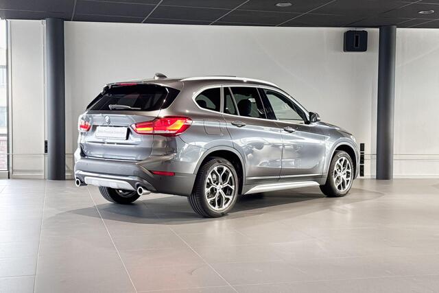 BMW X1 sDrive20i High Executive | Glazen Panoramadak | Stoelverwarming | Achteruitrijcamera | Trekhaak |
