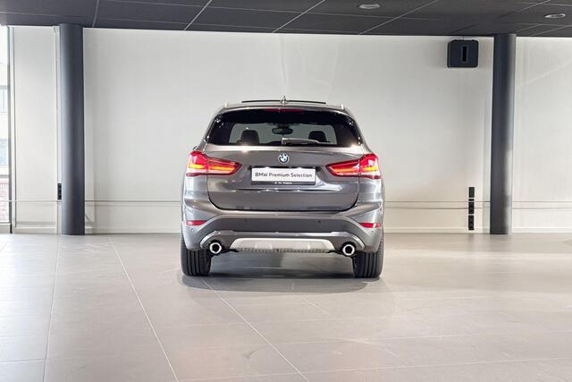 BMW X1 sDrive20i High Executive | Glazen Panoramadak | Stoelverwarming | Achteruitrijcamera | Trekhaak |