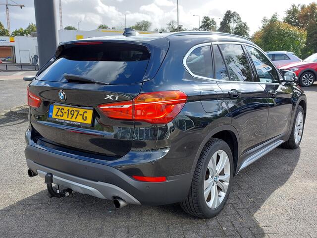 BMW X1 sDrive20i 192pk Automaat Centennial High Executive Sport-Line | Navi | Clima | Cruise | Leder+Stoelverwarming | Head-Up | Keyless Entry | Led Koplampen | Pdc V+A+Assist+Camera | Privacy Glass