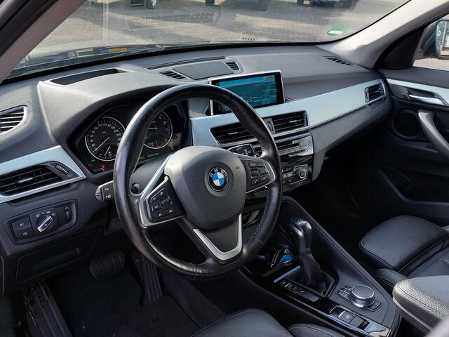 BMW X1 sDrive20i 192pk Automaat Centennial High Executive Sport-Line | Navi | Clima | Cruise | Leder+Stoelverwarming | Head-Up | Keyless Entry | Led Koplampen | Pdc V+A+Assist+Camera | Privacy Glass