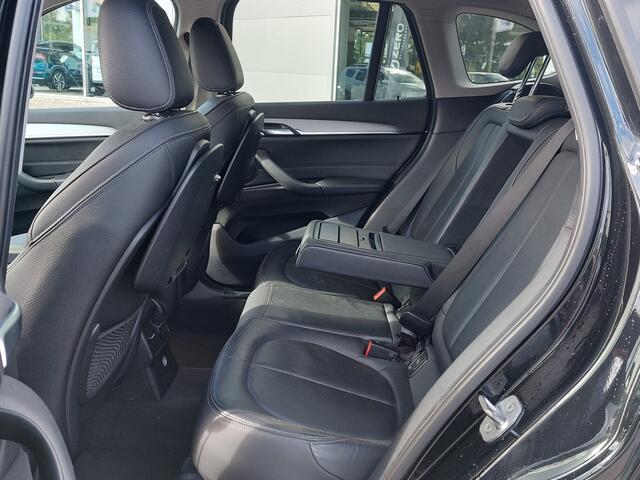 BMW X1 sDrive20i 192pk Automaat Centennial High Executive Sport-Line | Navi | Clima | Cruise | Leder+Stoelverwarming | Head-Up | Keyless Entry | Led Koplampen | Pdc V+A+Assist+Camera | Privacy Glass