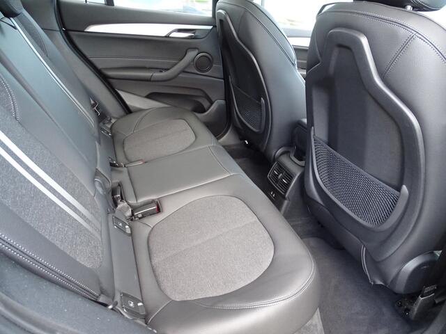 BMW X1 xDrive25e Exe. Pano.Dak Camera Elek.Stoelen ADA.LED Head-up HiFi Apple CarPlay Nav.Plus 17" LM Velgen