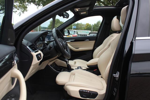 BMW X1 sDrive18i Centennial High Exe. / Panoramadak / Head-up / Leder / 18'' / Keyless / Navigatie / Sportstoelen / Stoelverwarming / Cruise Control