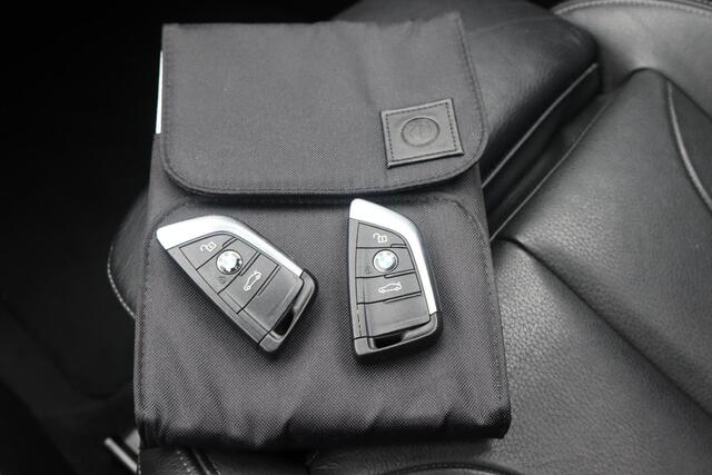 BMW X1 sDrive20i High Executive Panoramadak, Schuif- kanteldak, Navigatie, Camera, Lederen interieur, Stoelverwarming