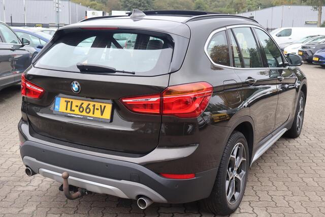 BMW X1 sDrive20i High Executive Panoramadak, Schuif- kanteldak, Navigatie, Camera, Lederen interieur, Stoelverwarming