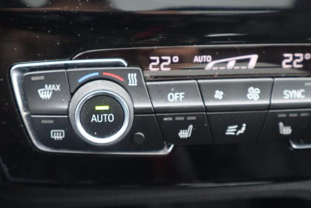 BMW X1 sDrive20i High Executive Panoramadak, Schuif- kanteldak, Navigatie, Camera, Lederen interieur, Stoelverwarming