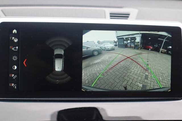 BMW X1 sDrive20i High Executive Panoramadak, Schuif- kanteldak, Navigatie, Camera, Lederen interieur, Stoelverwarming