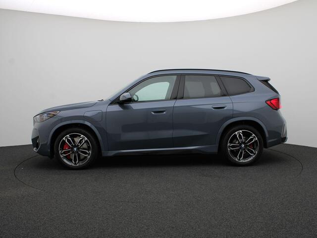 BMW X1 xDrive25e M Sportpakket Pro | Premium Pack | Travel Pack | Stuurwielrand Verwarmd | Trekhaak | Panoramadak | Driving Assistant | Parking Assistant | Harman Kardon | 19''