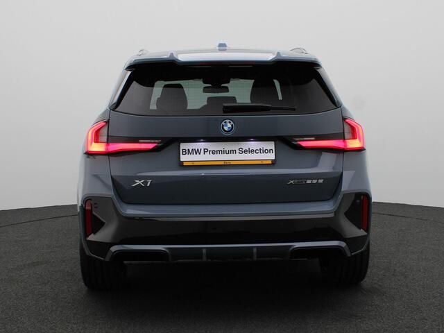 BMW X1 xDrive25e M Sportpakket Pro | Premium Pack | Travel Pack | Stuurwielrand Verwarmd | Trekhaak | Panoramadak | Driving Assistant | Parking Assistant | Harman Kardon | 19''
