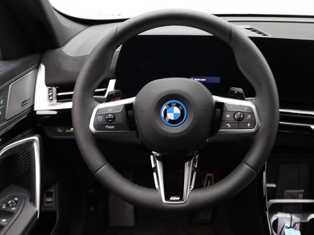 BMW X1 xDrive25e M Sportpakket Pro | Premium Pack | Travel Pack | Stuurwielrand Verwarmd | Trekhaak | Panoramadak | Driving Assistant | Parking Assistant | Harman Kardon | 19''
