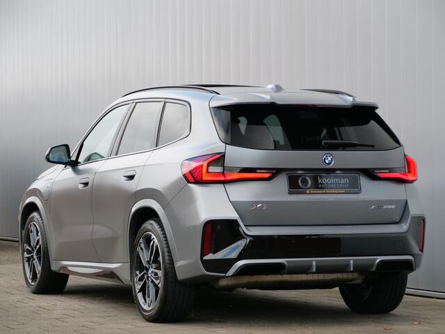 BMW X1 xDrive25e M Sport pakket Pro 245 Pk Automaat Schuifdak / Winterpakket / Harman Kardon