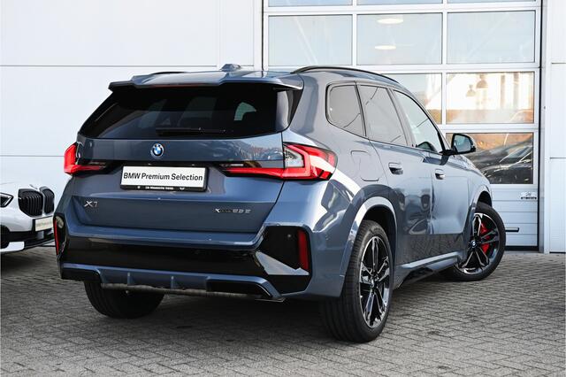 BMW X1 xDrive25e High Executive M Sport Automaat / Panoramadak / Trekhaak / Sportstoelen / M Adaptief onderstel / Adaptieve LED / Parking Assistant Plus / Head-Up / Harman Kardon