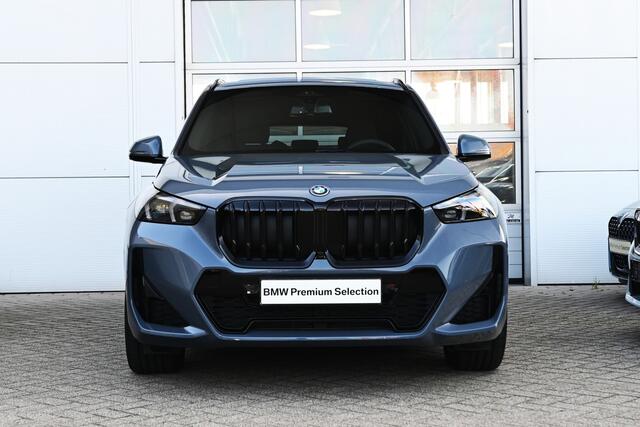 BMW X1 xDrive25e High Executive M Sport Automaat / Panoramadak / Trekhaak / Sportstoelen / M Adaptief onderstel / Adaptieve LED / Parking Assistant Plus / Head-Up / Harman Kardon