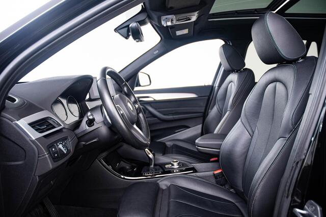 BMW X1 xDrive20i High Executive M Sport - Panoramadak - Parking/Driving assistant - Cruise control - Comfort Access - Head up - Elektrisch verwarmde voorstoelen - Hifi - Armsteun voor - Getinte Ruiten -