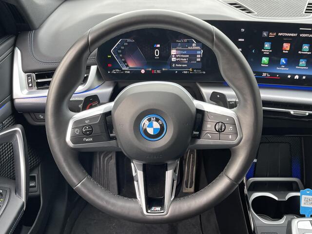 BMW X1 xDrive25e M Sport Shadow Line 18''/Sportstoelen/Keyless/Stoelverwarming/Camera/Elektrisch klep