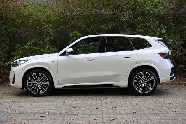 BMW X1 sDrive20i VOL | M-Sport | Pano | HUD | Harman Kardon | Keyless | Adap Cruise | 360 cam | Comf stoel + memory | Etc.