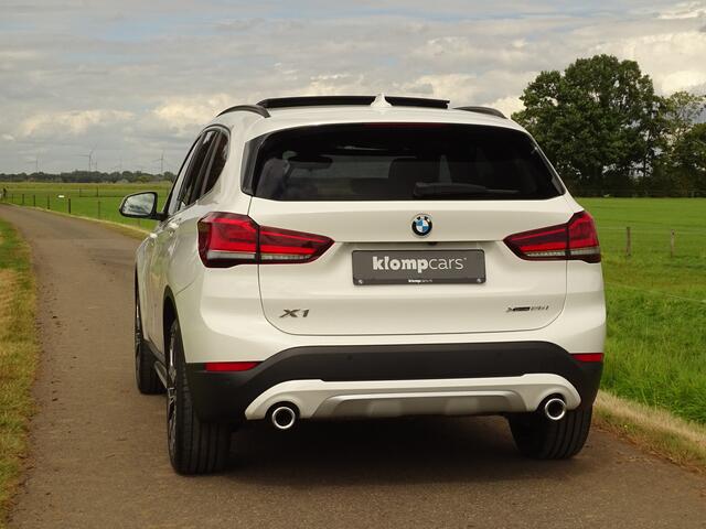BMW X1 xDrive25i X-Line | 230PK | Schuifd. | Trekhk.| Nav | 19inch | Camera | Keyless | Uniek!