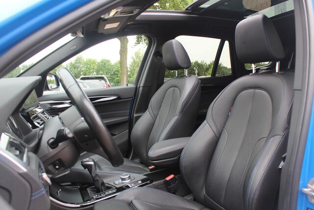 BMW X1 sDrive20i High Executive Ed. / Trekhaak / Panoramadak / Camera / Head-up / 19'' / Memory seats / Leder / Stuurverwarming / Navigatie / DAB / Stoelverwarming / Cruise Control