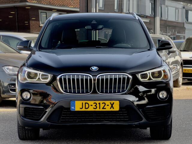 BMW X1 sDrive16d CORPORATE ESSENTIAL LEDER NAVI AIRCO PARK-ASSIST 19 INCH-M.VELGEN LED PDC