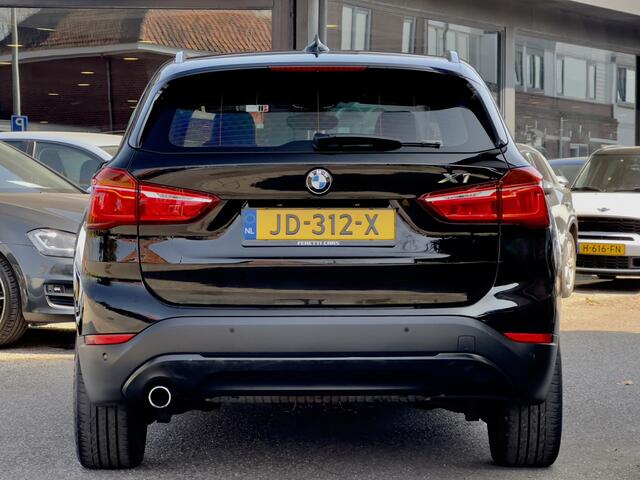BMW X1 sDrive16d CORPORATE ESSENTIAL LEDER NAVI AIRCO PARK-ASSIST 19 INCH-M.VELGEN LED PDC
