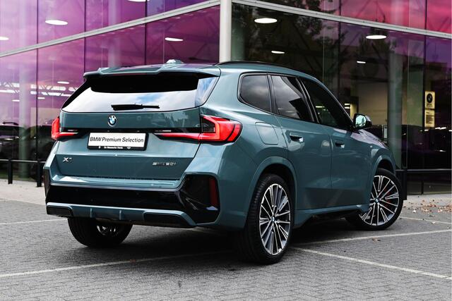 BMW X1 sDrive20i High Executive M Sport Automaat / Panoramadak / Trekhaak / Sportstoelen / M Adaptief onderstel / Comfort Access / Parking Assistant Plus / Adaptieve LED / Head-Up