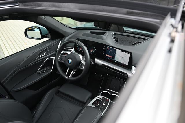 BMW X1 sDrive20i High Executive M Sport Automaat / Panoramadak / Trekhaak / Sportstoelen / M Adaptief onderstel / Comfort Access / Parking Assistant Plus / Adaptieve LED / Head-Up