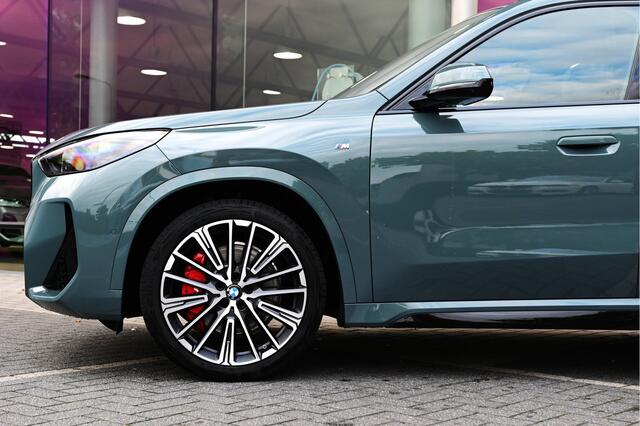 BMW X1 sDrive20i High Executive M Sport Automaat / Panoramadak / Trekhaak / Sportstoelen / M Adaptief onderstel / Comfort Access / Parking Assistant Plus / Adaptieve LED / Head-Up