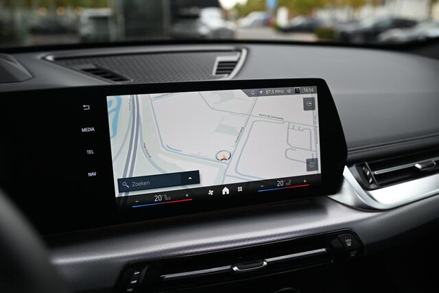 BMW X1 sDrive20i High Executive M Sport Automaat / Panoramadak / Trekhaak / Sportstoelen / M Adaptief onderstel / Comfort Access / Parking Assistant Plus / Adaptieve LED / Head-Up