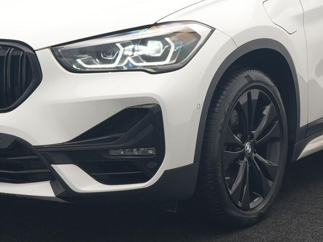 BMW X1 xDrive25e Sportline Plug In Hybrid 221pk Dealer O.H PHEV | Navigatie | Sfeerverlichting | LED Koplampen | Sportstoelen Verwarmd | DAB | 18"L.M |