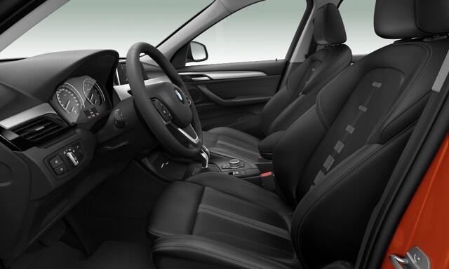 BMW X1 sDrive18i - Pano - Trekhaak - Navi Plus - LED